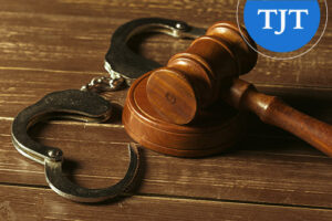 Open handcuffs beside a wooden gavel, symbolizing clearing a criminal record through New Jersey expungement